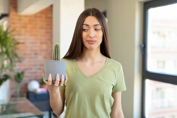 Leende Och Ser Med Ett Lyckligt Självsäkert Uttryck Dekorativ Kaktus — Stockfoto