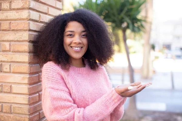 Afro Amerikan Güzel Kadın Gülümseyen Kendinden Emin Başarılı Mutlu Hisseden — Stok fotoğraf