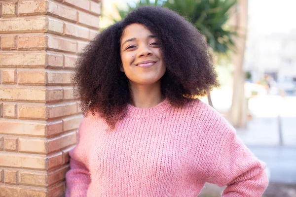 Afro Amerikan Güzel Kadın Mutlu Bir Şekilde Gülümsüyor Elleri Kalçasında — Stok fotoğraf