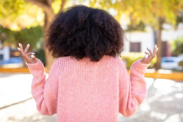 Afro Amerikan Güzel Kadın Ellerini Havaya Kaldırdı Öfkeli Sinirli Stresli — Stok fotoğraf