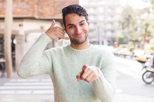 Jovem Hispânico Homem Sorrindo Alegremente Apontando Para Câmera Fazer Uma — Fotografia de Stock