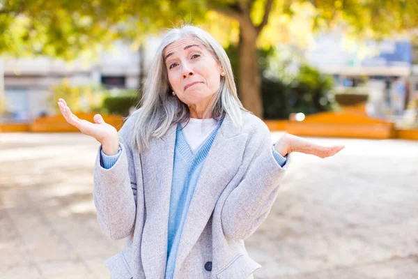 Senior Jubilado Bastante Blanco Cabello Mujer Sintiéndose Desconcertado Confundido Dudando —  Fotos de Stock