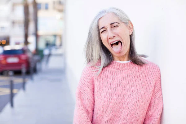 Jubilado Bastante Mujer Pelo Blanco Sintiéndose Estresado Infeliz Frustrado Tocando — Foto de Stock