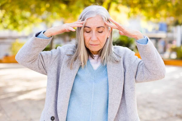 Пожилая Женщина Белыми Волосами Выглядит Сосредоточенной Вдумчивой Вдохновенной Мозговой Штурм — стоковое фото