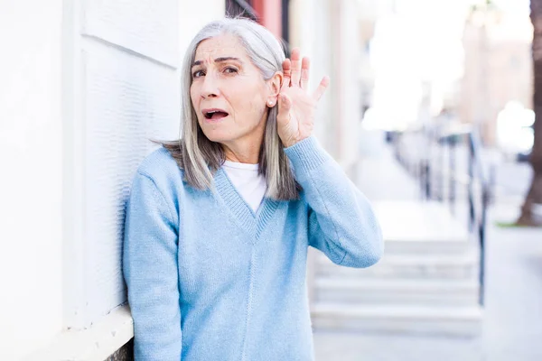 Senior Gepensioneerde Mooie Witte Haar Vrouw Kijken Serieus Nieuwsgierig Luisteren — Stockfoto