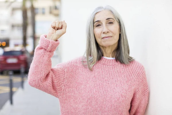 Jubilada Mujer Pelo Bastante Blanco Sintiéndose Seria Fuerte Rebelde Levantando — Foto de Stock
