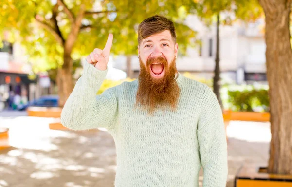 Рыжий Бородатый Мужчина Чувствуя Себя Счастливым Взволнованным Гением После Реализации — стоковое фото