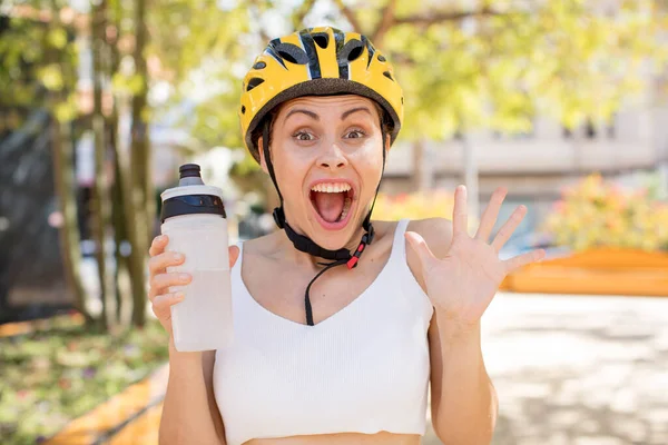 Young Pretty Woman Feeling Happy Astonished Something Unbelievable Bike Helmet – stockfoto