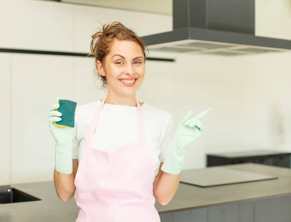 Young Pretty Woman Smiling Cheerfully Feeling Happy Pointing Side Housekeeper — Foto Stock