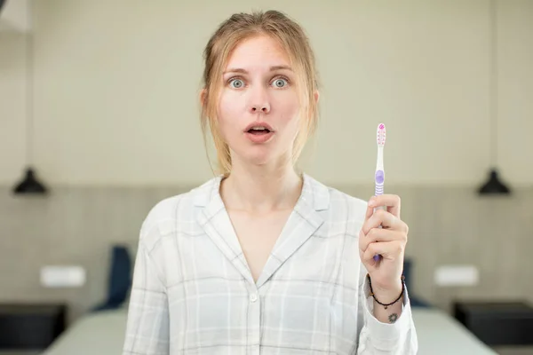 Genç Güzel Bir Kadın Şok Olmuş Şaşırmış Hissediyor Diş Yıkama — Stok fotoğraf