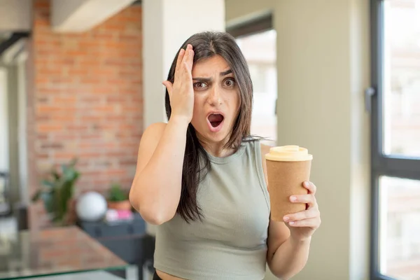 Młoda Kobieta Czuje Się Zszokowana Zaskoczona Zabierz Kawę — Zdjęcie stockowe