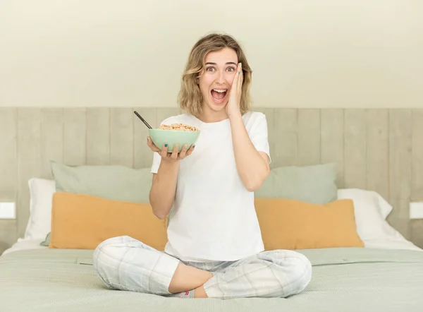 Pretty Woman Feeling Happy Astonished Something Unbelievable Breakfast Bowl — Stock Photo, Image