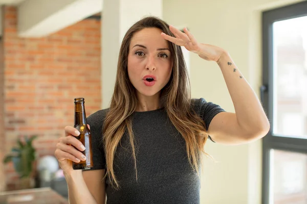 Mulher Bonita Que Parece Feliz Surpreso Surpreso Garrafa Cerveja — Fotografia de Stock