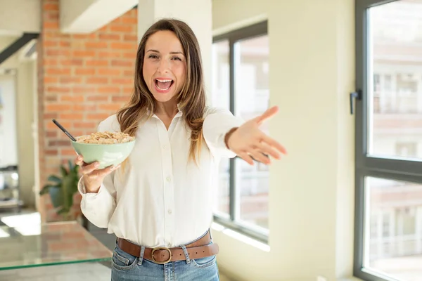 Mooie Vrouw Die Vrolijk Lacht Een Concept Aanbiedt Toont Ontbijtconcept — Stockfoto