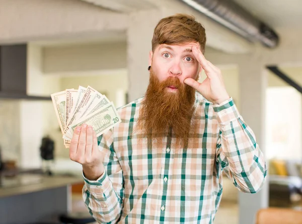 Rood Haar Man Zoek Gelukkig Verbaasd Verrast Met Dollarbankbiljetten — Stockfoto