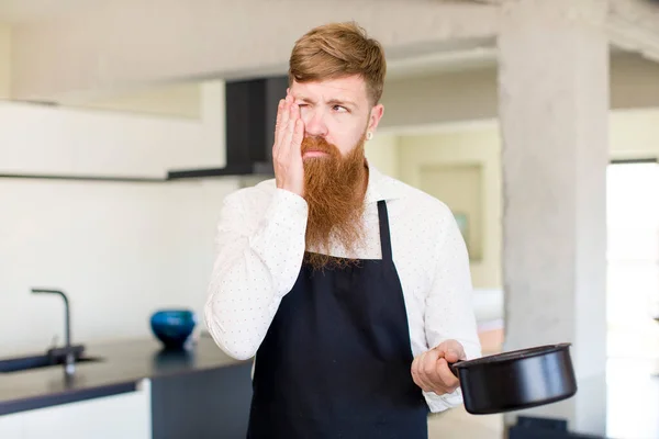 Mann Mit Roten Haaren Fühlt Sich Gelangweilt Frustriert Und Schläfrig — Stockfoto