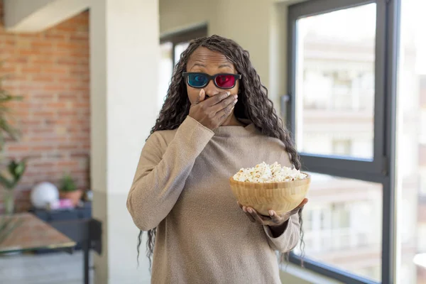 Black Afro Woman Covering Mouth Hand Shocked Surprised Expression Popcorns — Stock Photo, Image