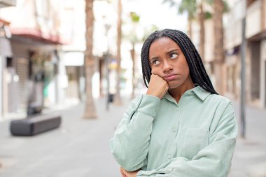 Afro güzel siyah kadın üzgün ve stresli hissediyor, kötü bir sürpriz yüzünden üzgün, olumsuz, endişeli bir bakışla