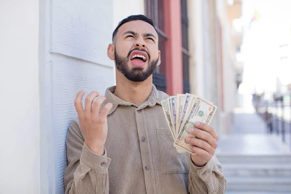 Joven Adulto Gritando Con Las Manos Alto Concepto Billetes Dólares —  Fotos de Stock