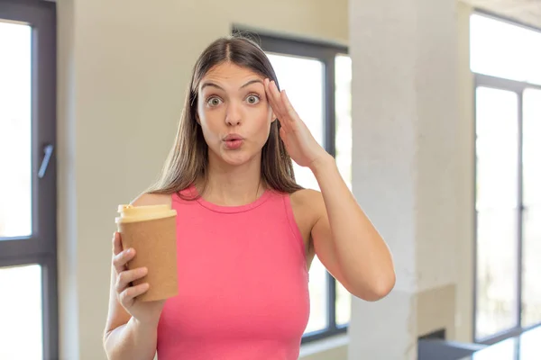 Jonge Mooie Vrouw Die Gelukkig Verbaasd Verrast Uitziet Meeneemt Koffie — Stockfoto