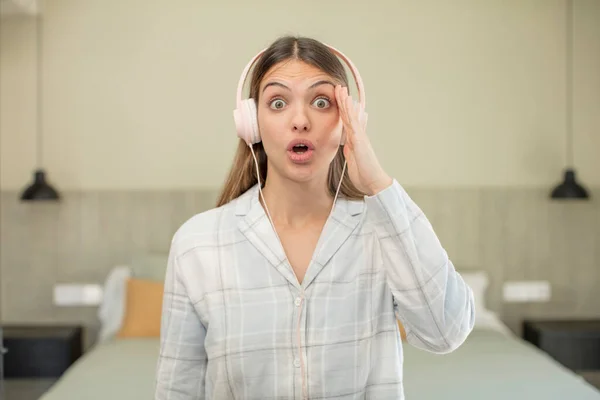 Jonge Mooie Vrouw Die Gelukkig Verbaasd Verrast Uitziet Koptelefoon Concept — Stockfoto