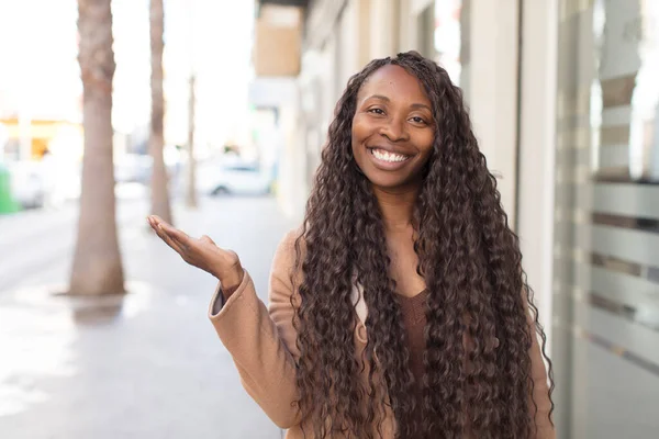 Afro Bonita Mujer Negra Sonriendo Sintiéndose Seguro Exitoso Feliz Mostrando — Foto de Stock