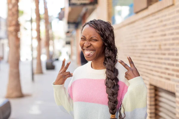 Afro Güzel Siyah Kadın Gülümsüyor Mutlu Görünüyor Arkadaş Canlısı Memnun — Stok fotoğraf