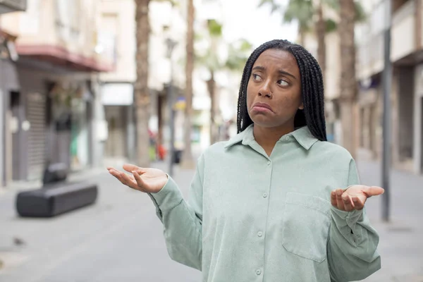 Afro Bonita Mujer Negra Sintiéndose Desconcertado Confundido Inseguro Acerca Respuesta —  Fotos de Stock