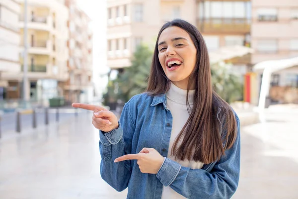 Pretty Young Adult Woman Smiling Cheerfully Pointing Copy Space Palm — Stockfoto