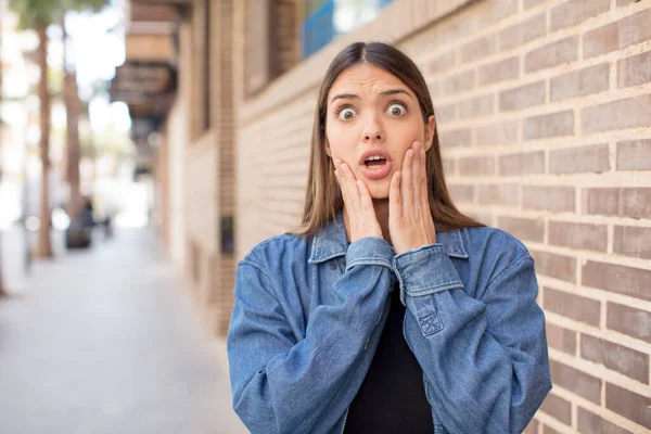 Young Pretty Woman Feeling Shocked Scared Looking Terrified Open Mouth — Stock Photo, Image