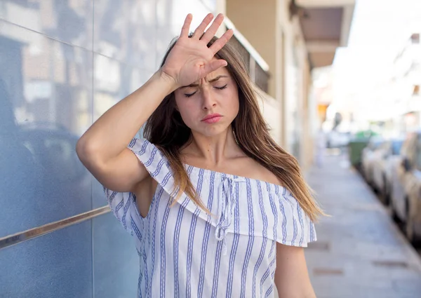 Güzel Bir Kadın Stresli Görünüyor Yorgun Hayal Kırıklığına Uğramış Alnından — Stok fotoğraf