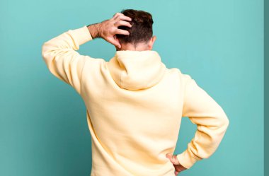 Kafası karışık, kafası karışık, eli kalçasında, dikiz aynasıyla bir çözüm düşünüyor.