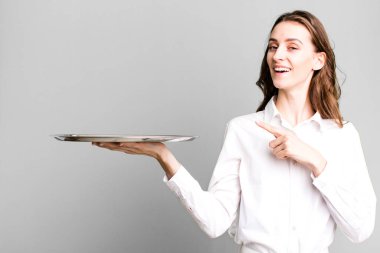 Genç ve güzel bir kadın elinde boş bir duayla fotokopi çekiyordu.