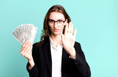 Dolar banknotları olan genç ve güzel bir iş kadını.