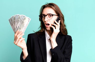 Dolar banknotları olan genç ve güzel bir iş kadını.