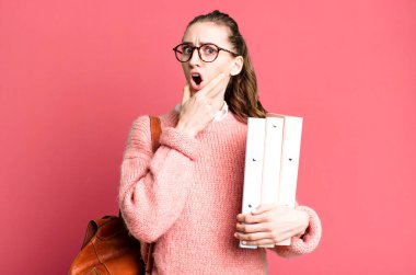 Genç, güzel bir üniversite öğrencisi.