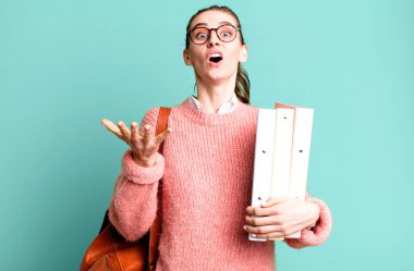 Genç, güzel bir üniversite öğrencisi.