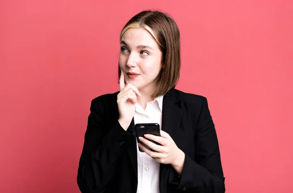 Joven Bastante Mujer Negocios Utilizando Teléfono Inteligente — Foto de Stock