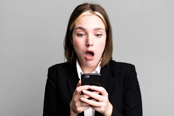Ung Söt Affärskvinna Med Hjälp Sin Smartphone — Stockfoto