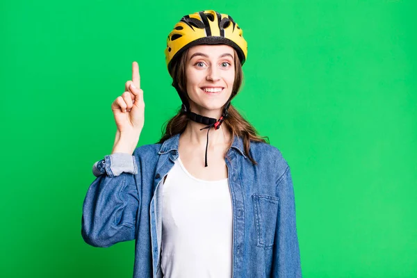 Bisiklet Kasklı Genç Güzel Bir Kadın — Stok fotoğraf