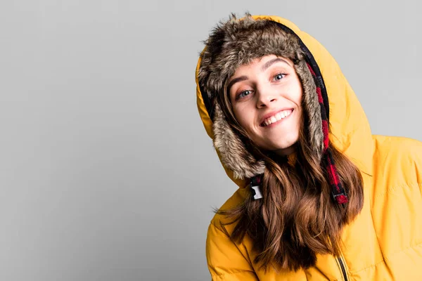 Kışlık Giysileri Olan Genç Güzel Bir Kadın Soğuk Kış Kavramı — Stok fotoğraf