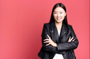 Genç, güzel, Asyalı, etkileyici bir kadın. Yanında fotokopi odası var.