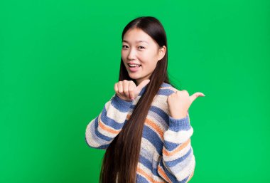 Genç, güzel, Asyalı, etkileyici bir kadın. Yanında fotokopi odası var.