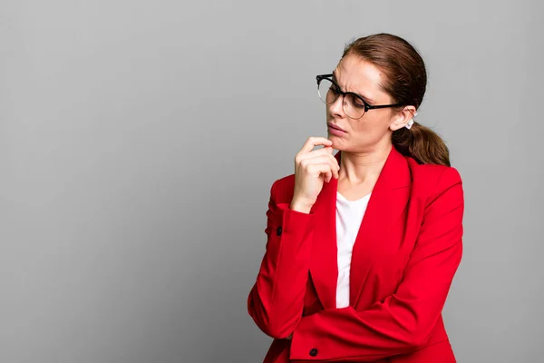 Young Adult Pretty Businesswoman Red Blazer Copy Space — Stock Photo, Image