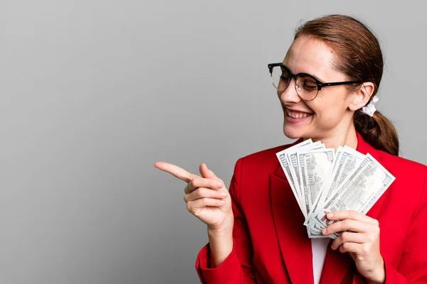 若い大人の可愛いビジネスマンドル紙幣の女性 お金の概念 — ストック写真