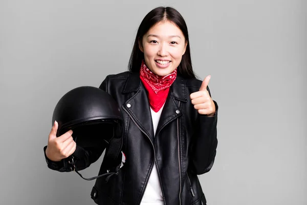 Genç Güzel Asyalı Bir Kadın Deri Ceketli Kask Takan Motosiklet — Stok fotoğraf