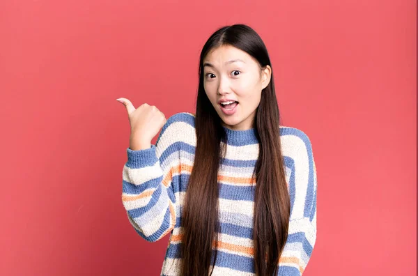 Ung Vuxen Ganska Asiatisk Uttrycksfull Kvinna Med Kopia Utrymme Sidan — Stockfoto