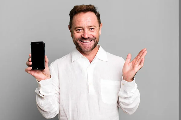 中年男性の幸せを感じ 解決策やアイデアを実現驚いた スマートフォンを見せると — ストック写真