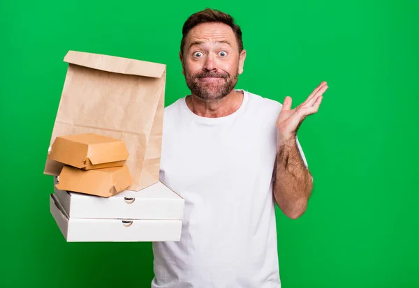 Homem Meia Idade Sentindo Intrigado Confuso Duvidoso Entrega Fast Food — Fotografia de Stock