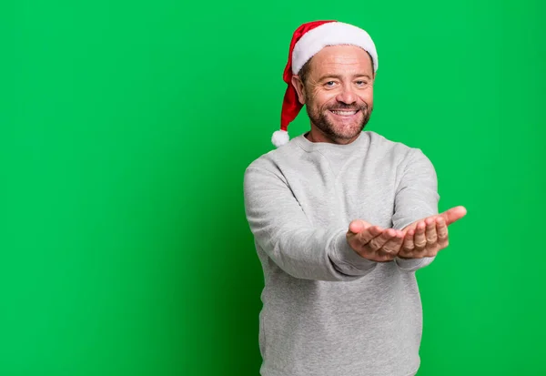 優しい笑顔で笑顔でコンセプトを提示する中年男性 クリスマスのコンセプト — ストック写真